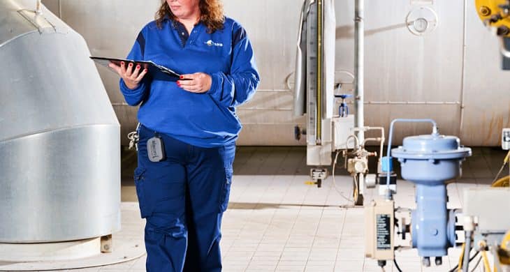 Procesoperator aan het werk in de SNB fabriek