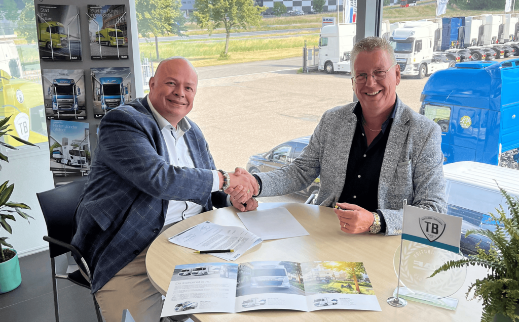 Afbeelding van twee mannen die elkaar een hand geven.