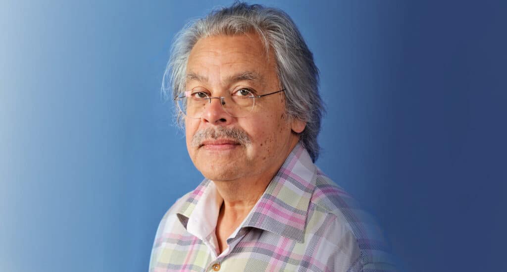 Een foto van Martin L'Anneee de Betrancourt op een blauwe achtergrond